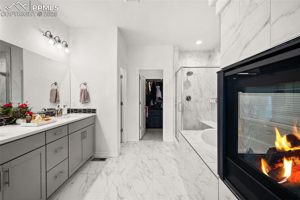 Image 33 of 48: Bathroom