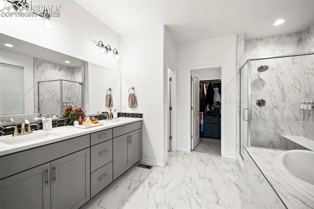 Image 34 of 48: Bathroom