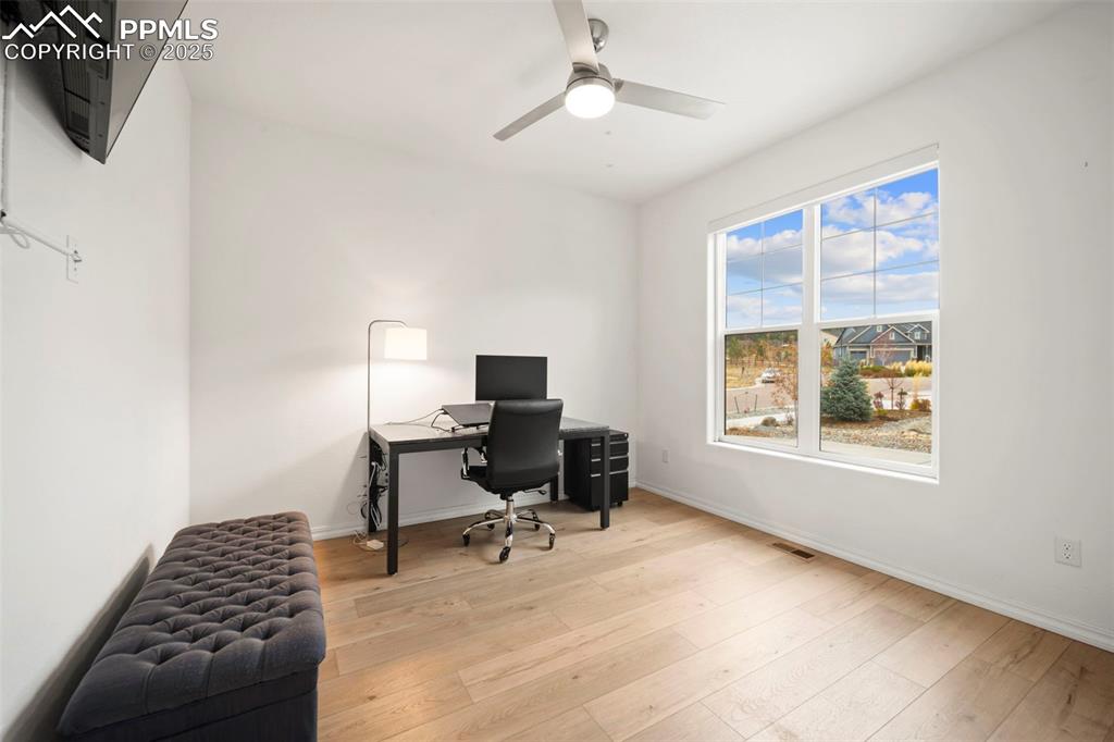 Image 36 of 48: Office