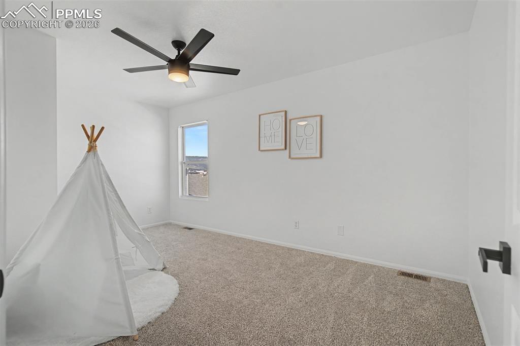 Image 26 of 31: Bedroom