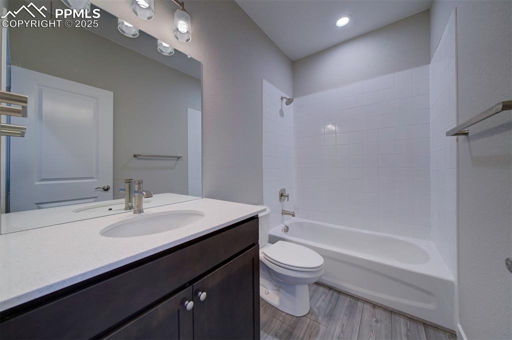 Image 22 of 43: Bathroom