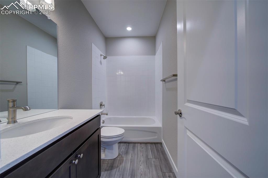 Image 23 of 43: Bathroom