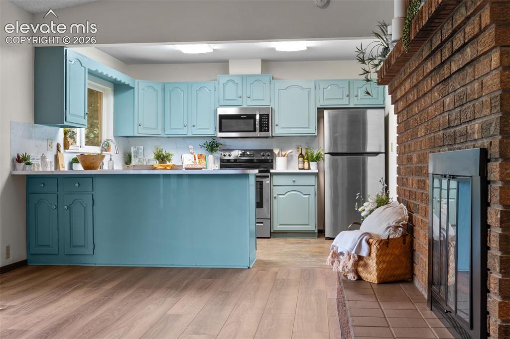 Image 14 of 50: Kitchen