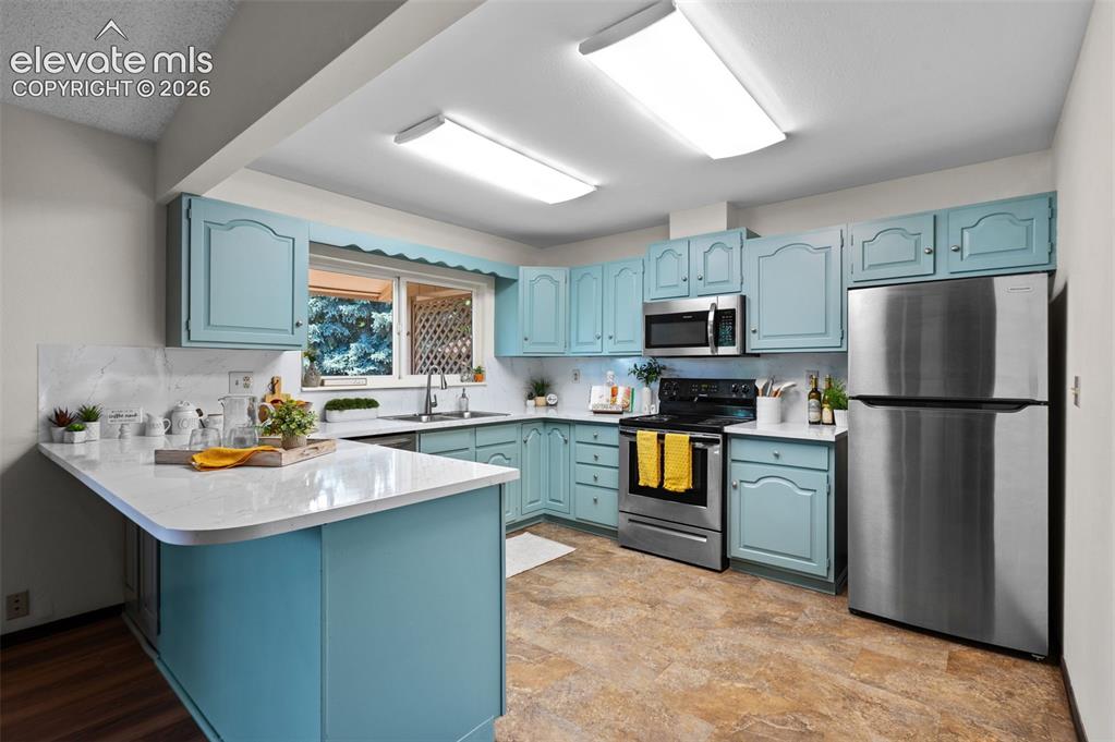 Image 15 of 50: Kitchen