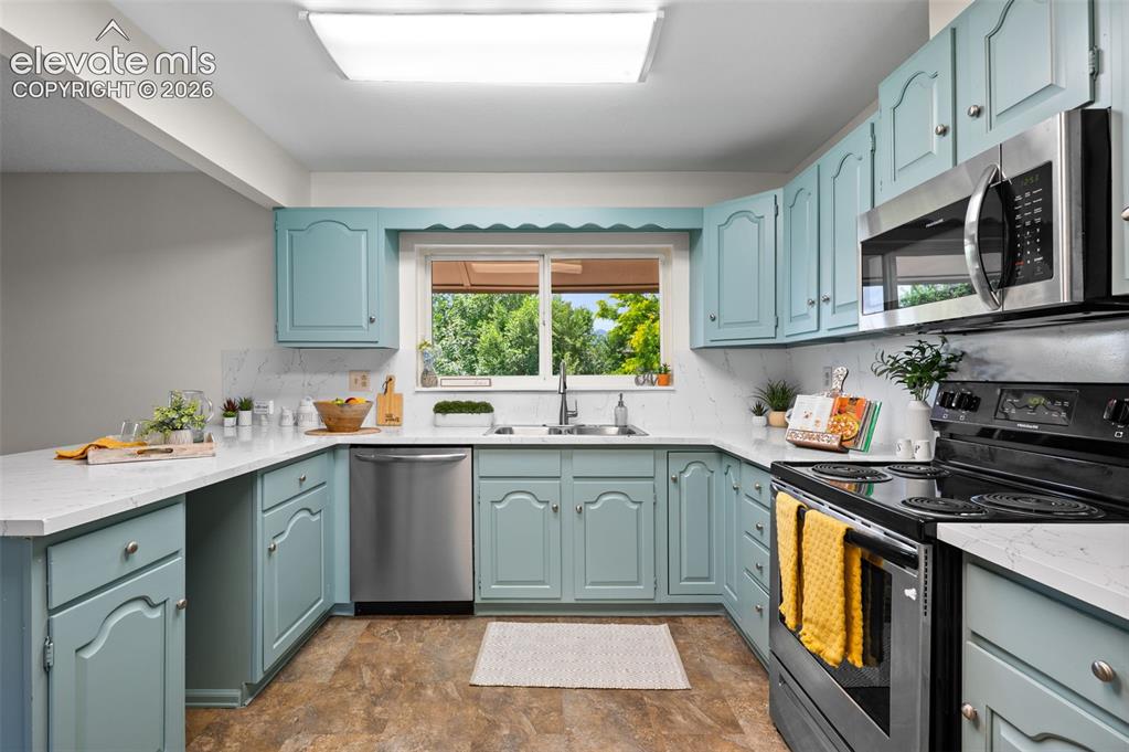 Image 16 of 50: Kitchen