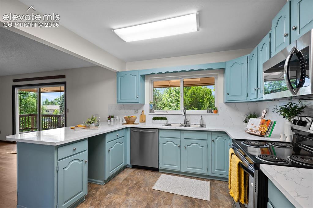 Image 17 of 50: Kitchen