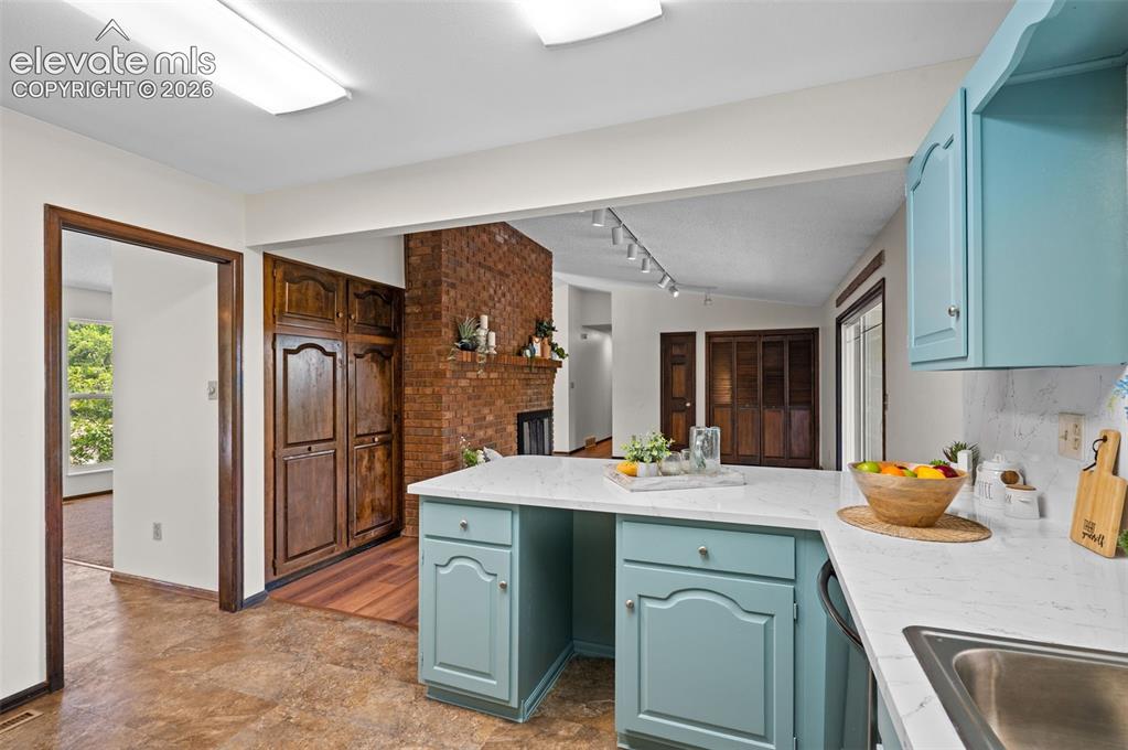 Image 18 of 50: Kitchen