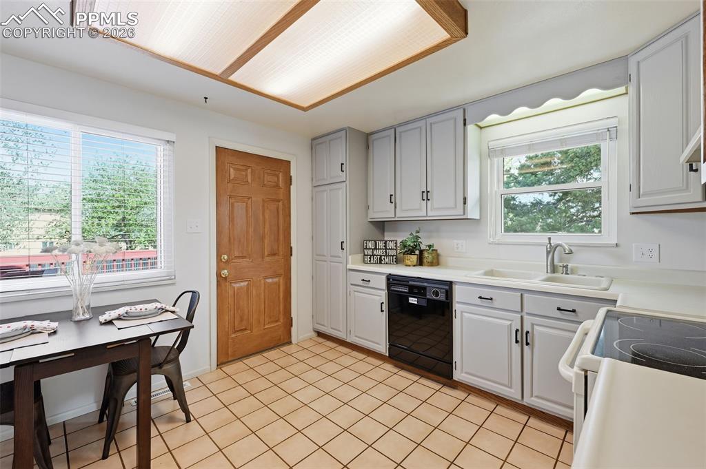 Image 11 of 36: Kitchen