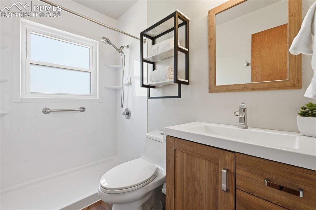 Image 25 of 36: Bathroom