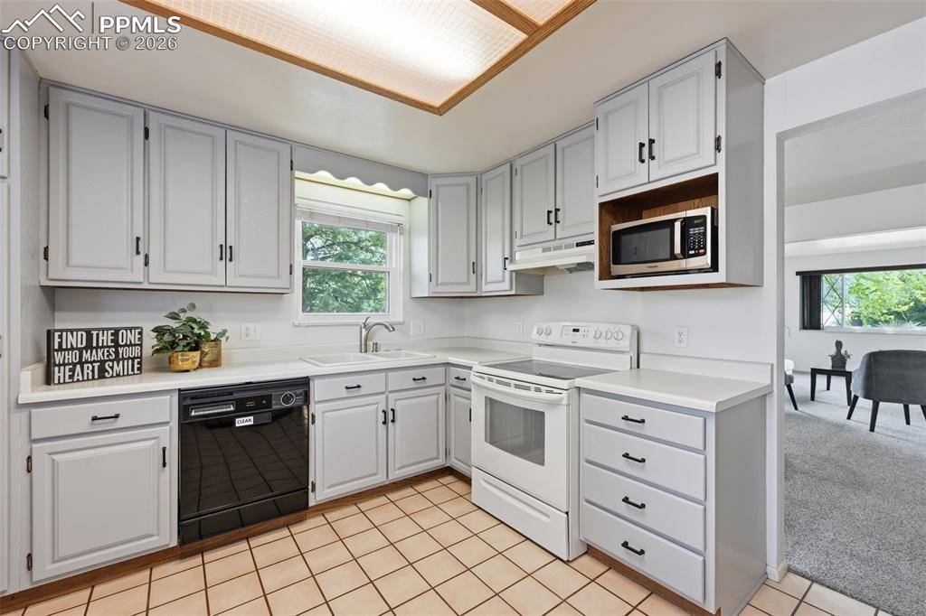 Image 9 of 36: Kitchen