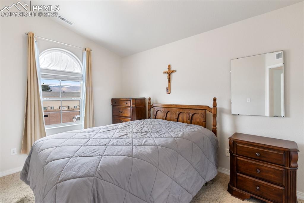 Image 19 of 27: Bedroom