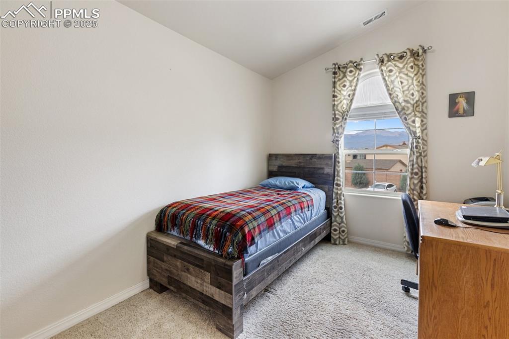 Image 21 of 27: Bedroom