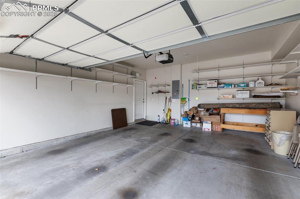 Image 27 of 27: Garage