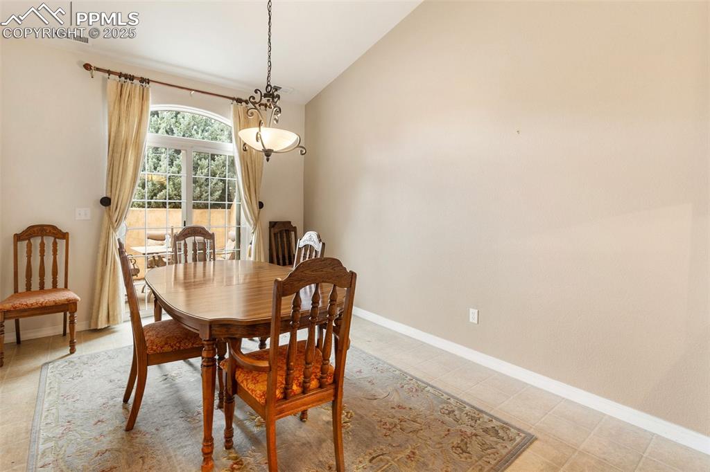 Image 9 of 27: Dining Area