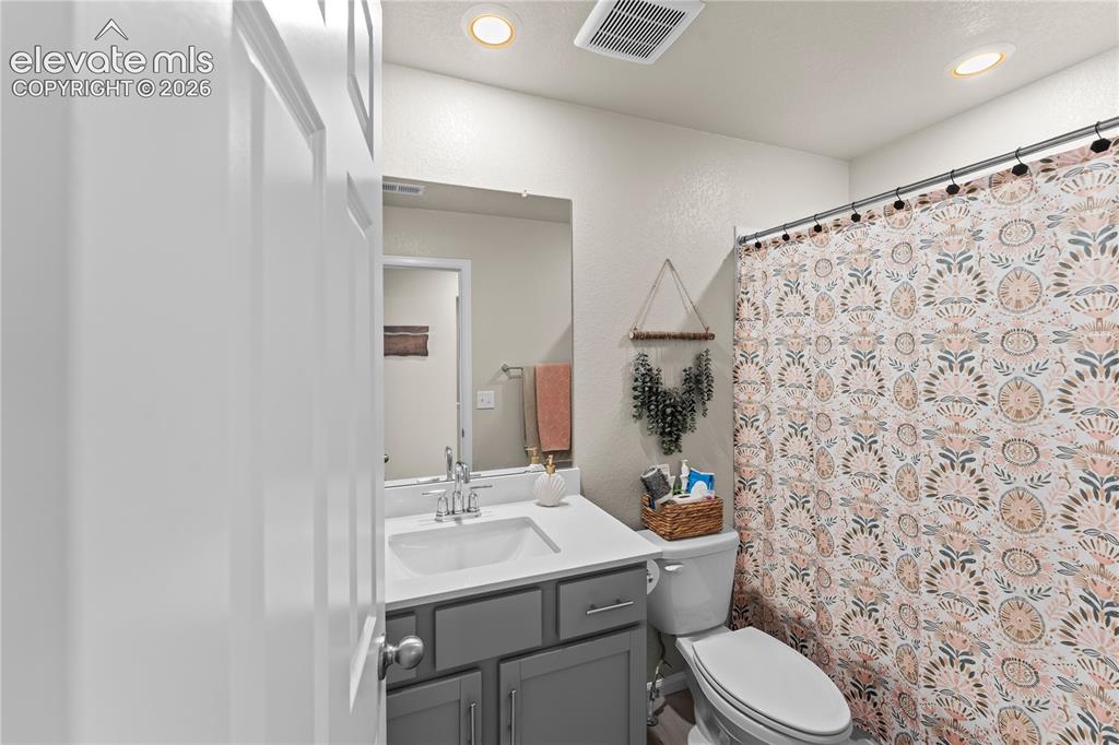 Image 29 of 35: Bathroom