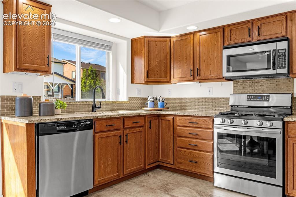 Image 10 of 50: Kitchen