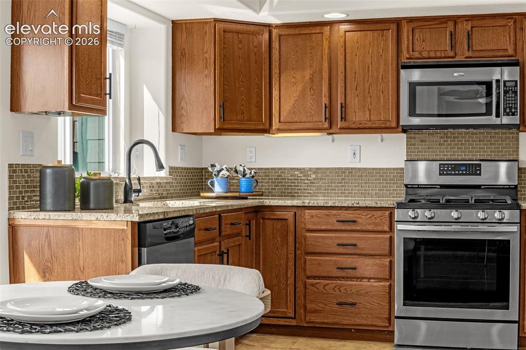 Image 11 of 50: Kitchen