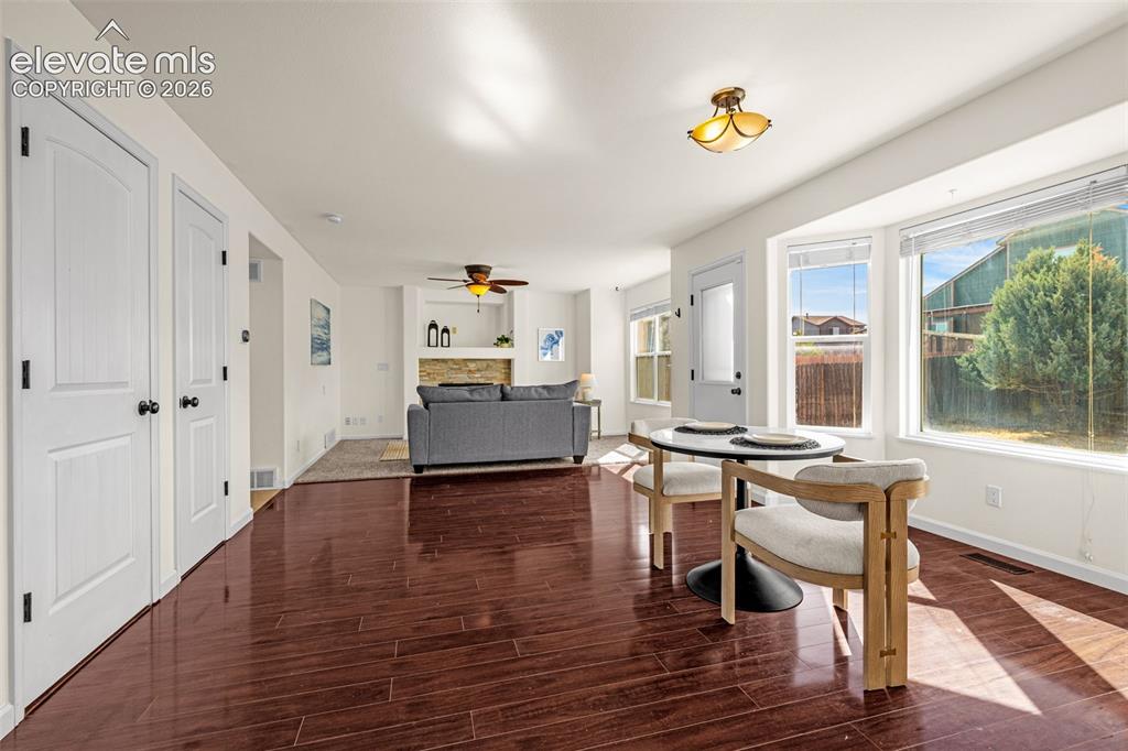 Image 13 of 50: Dining Area