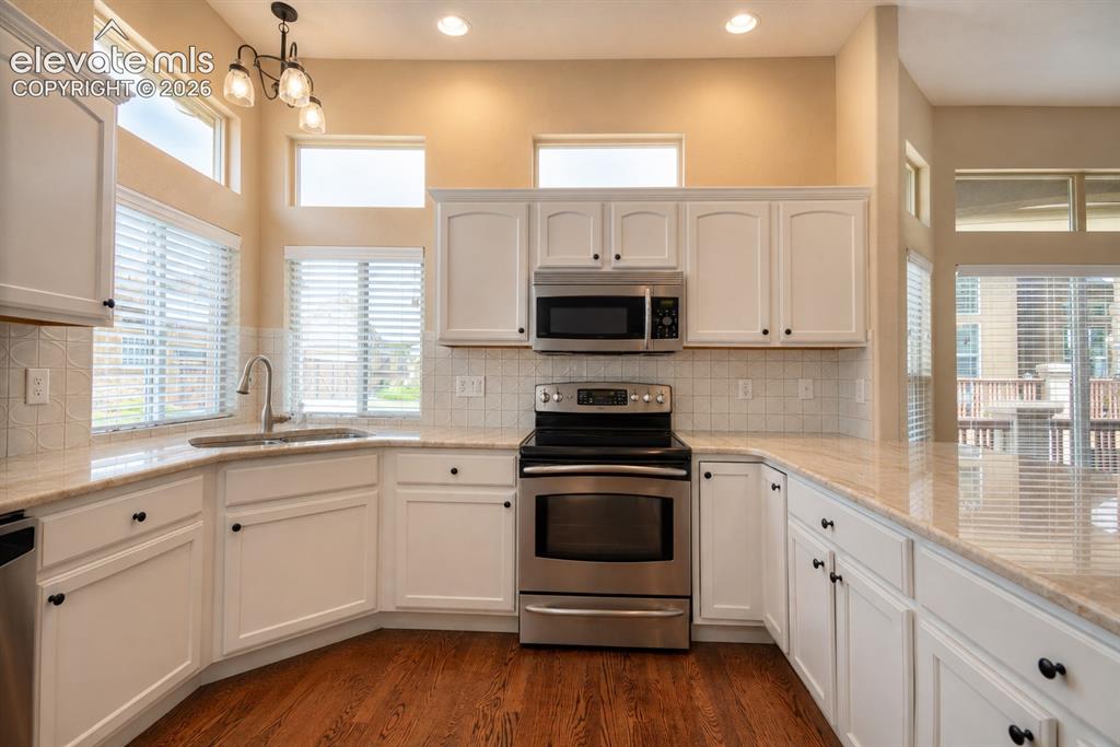 Image 12 of 29: Kitchen