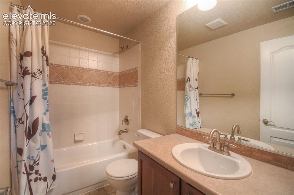 Image 27 of 29: Bathroom