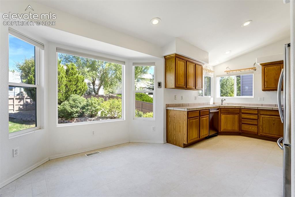 Image 10 of 50: Kitchen