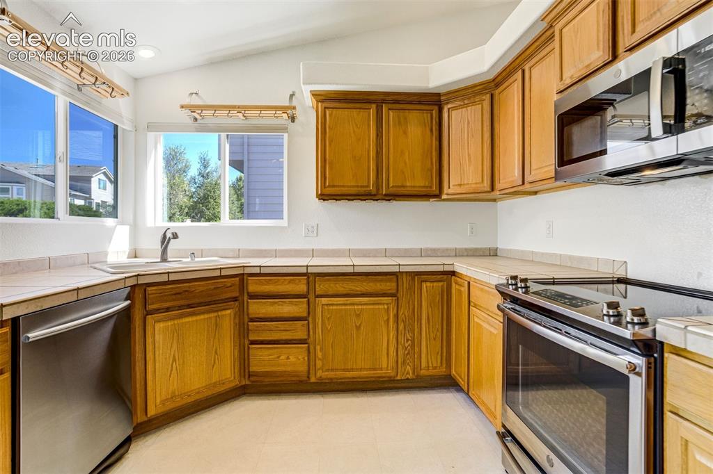 Image 13 of 50: Kitchen