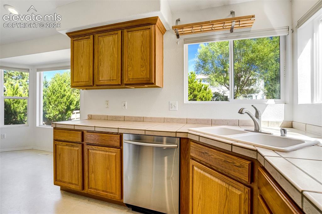 Image 14 of 50: Kitchen