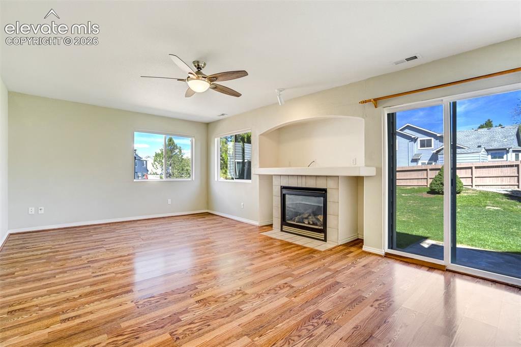 Image 19 of 50: Living Room