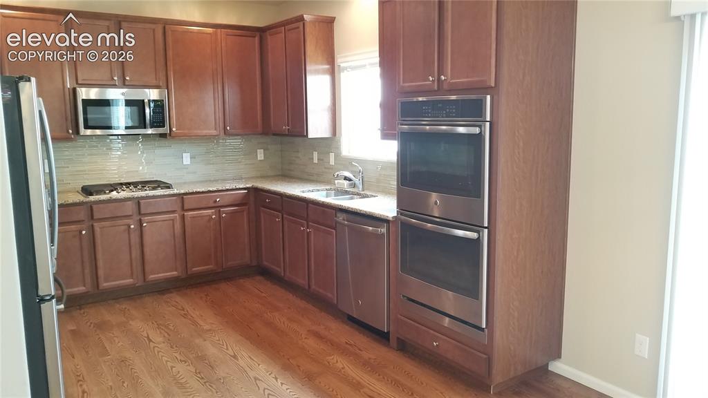 Image 9 of 32: Kitchen