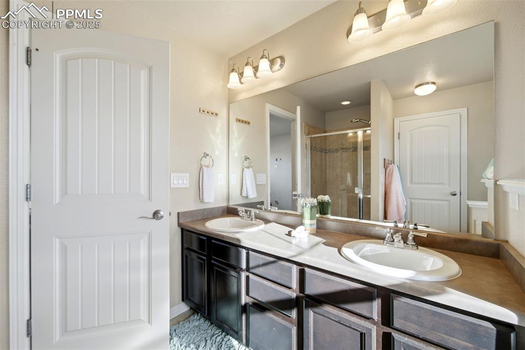 Image 17 of 38: Bathroom