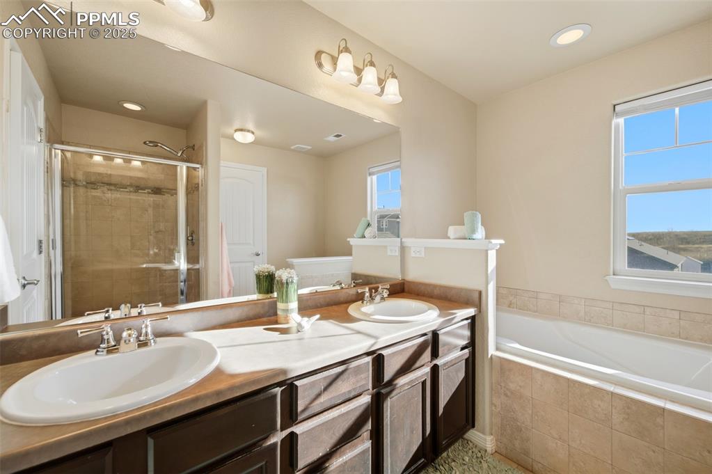 Image 18 of 38: Bathroom