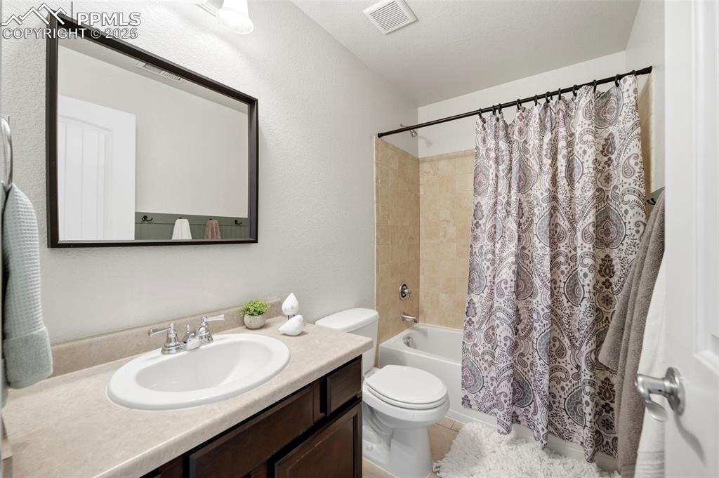 Image 21 of 38: Bathroom