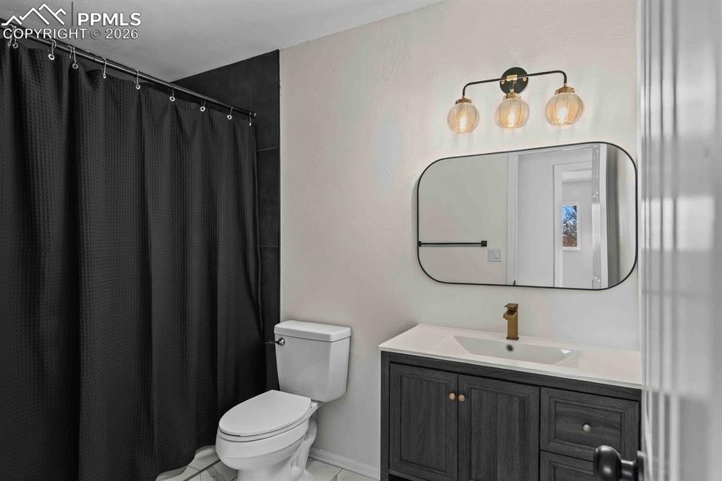 Image 30 of 47: Bathroom