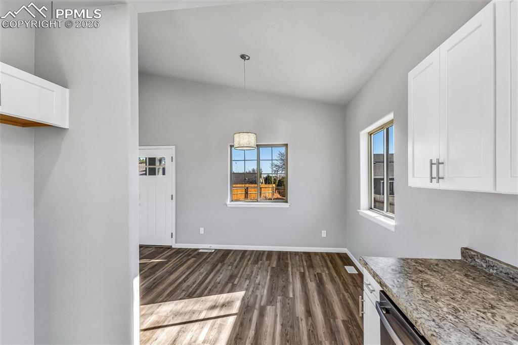 Image 4 of 13: Dining Area