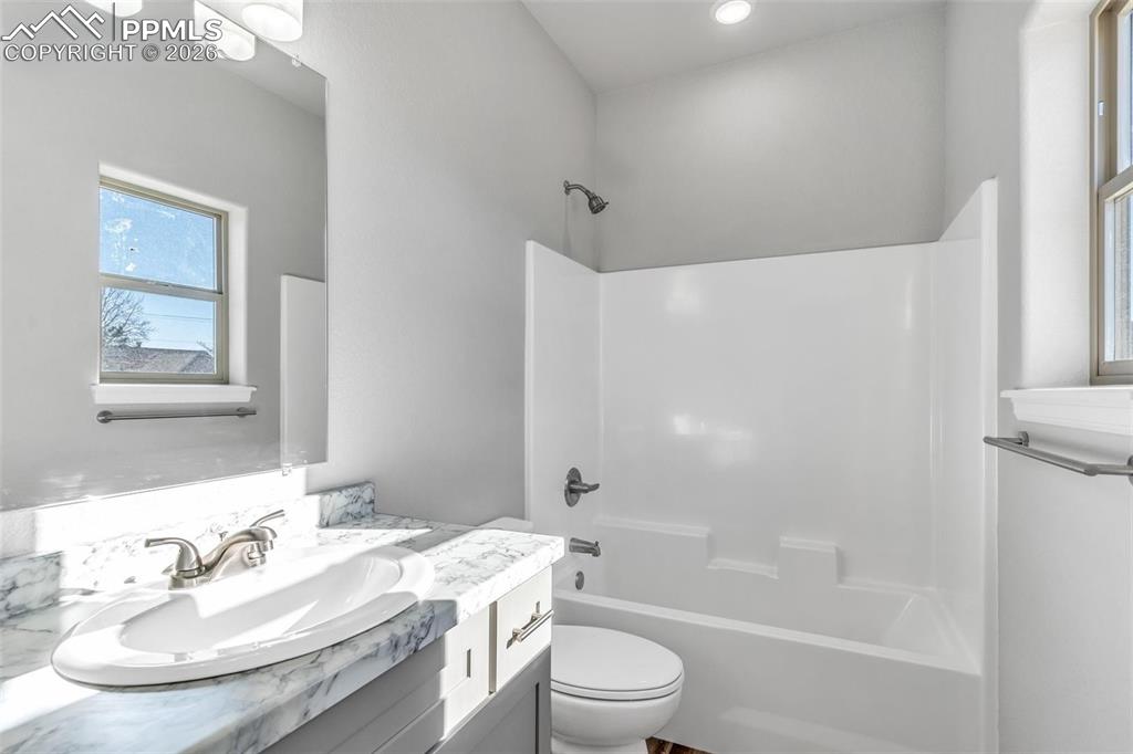 Image 6 of 13: Bathroom