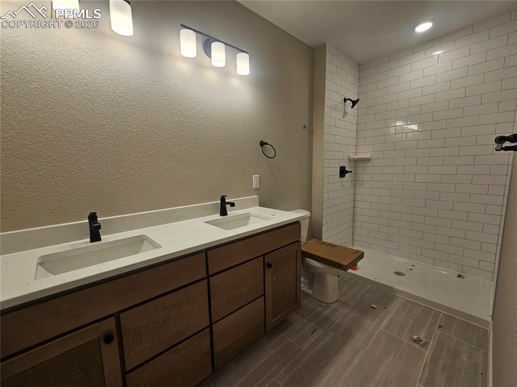 Image 14 of 15: Bathroom