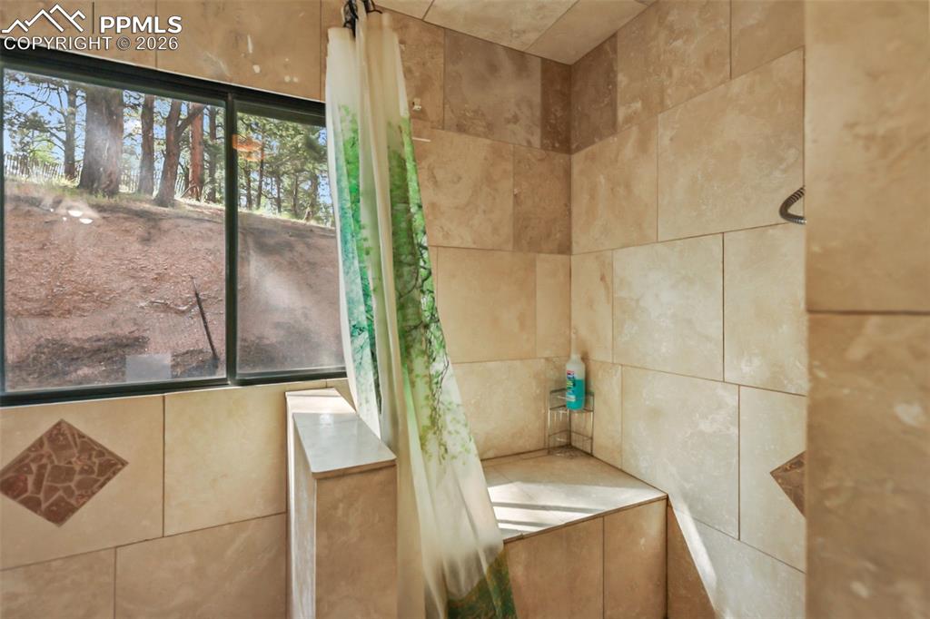 Image 10 of 23: Bathroom