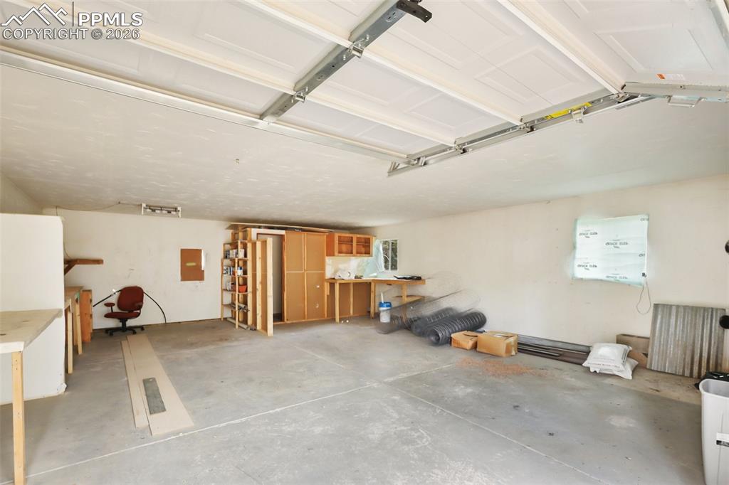 Image 23 of 23: Garage