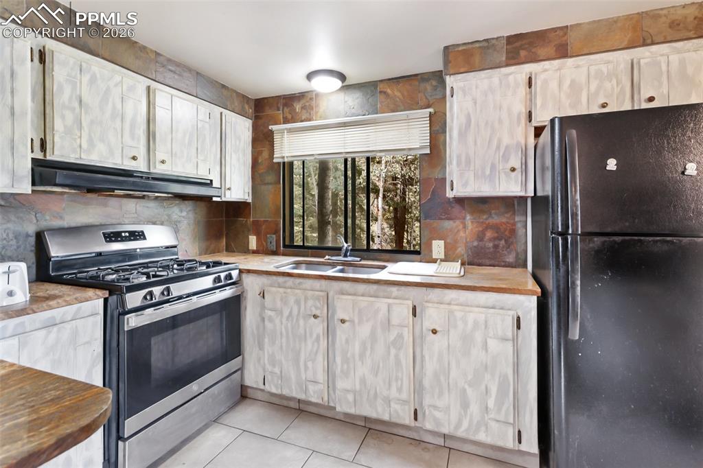 Image 6 of 23: Kitchen