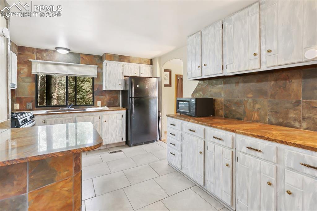 Image 7 of 23: Kitchen
