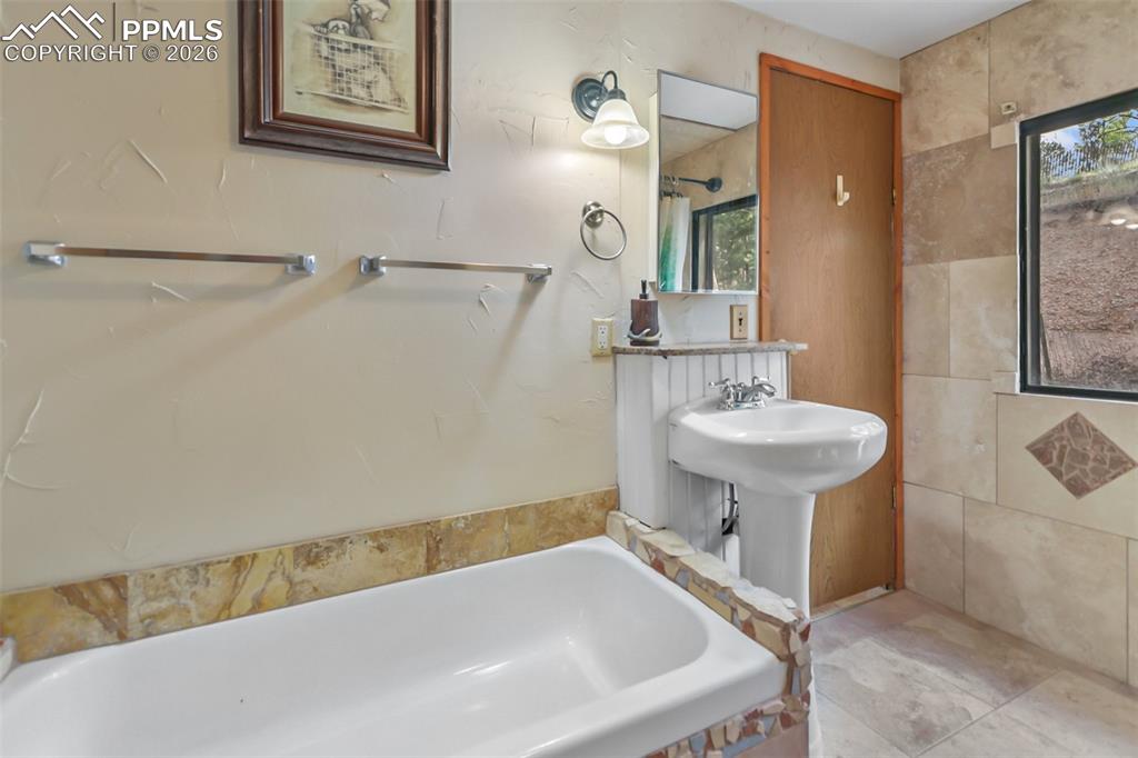 Image 9 of 23: Bathroom