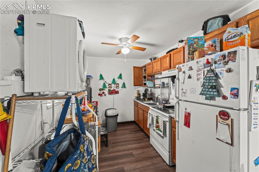 Image 17 of 28: Kitchen