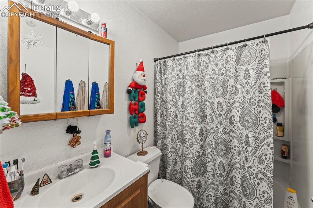 Image 18 of 28: Bathroom