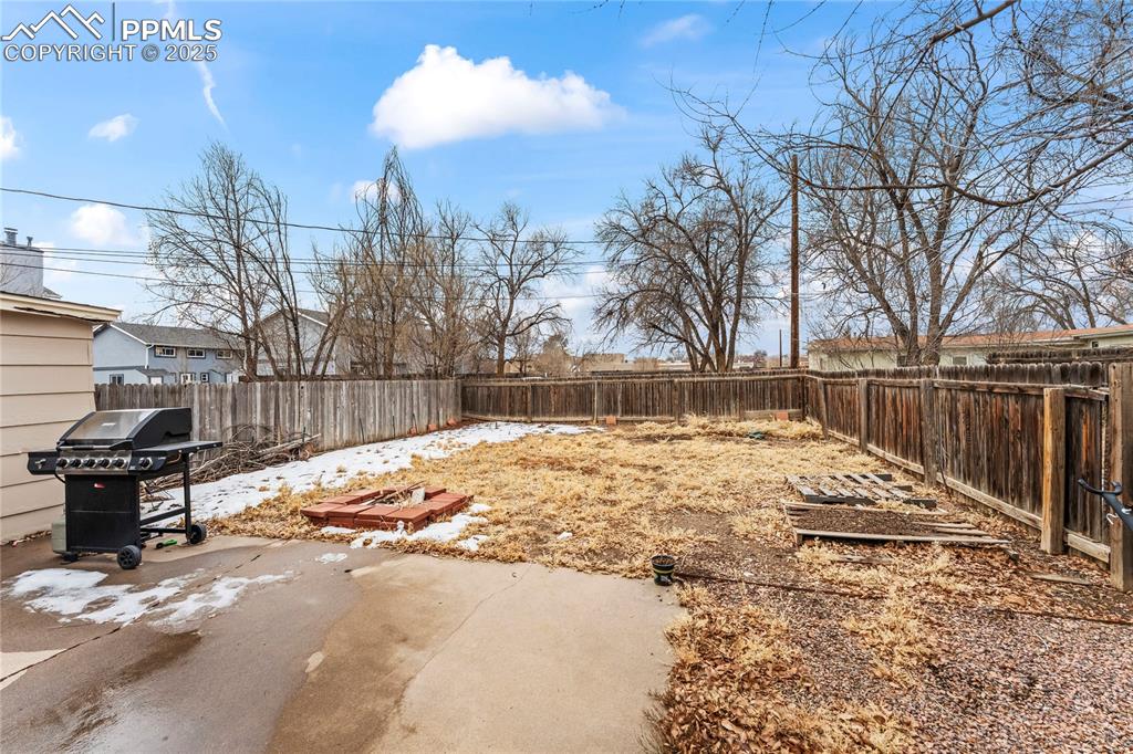 Image 23 of 28: Yard