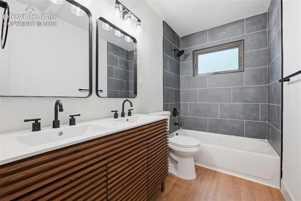 Image 12 of 30: Bathroom