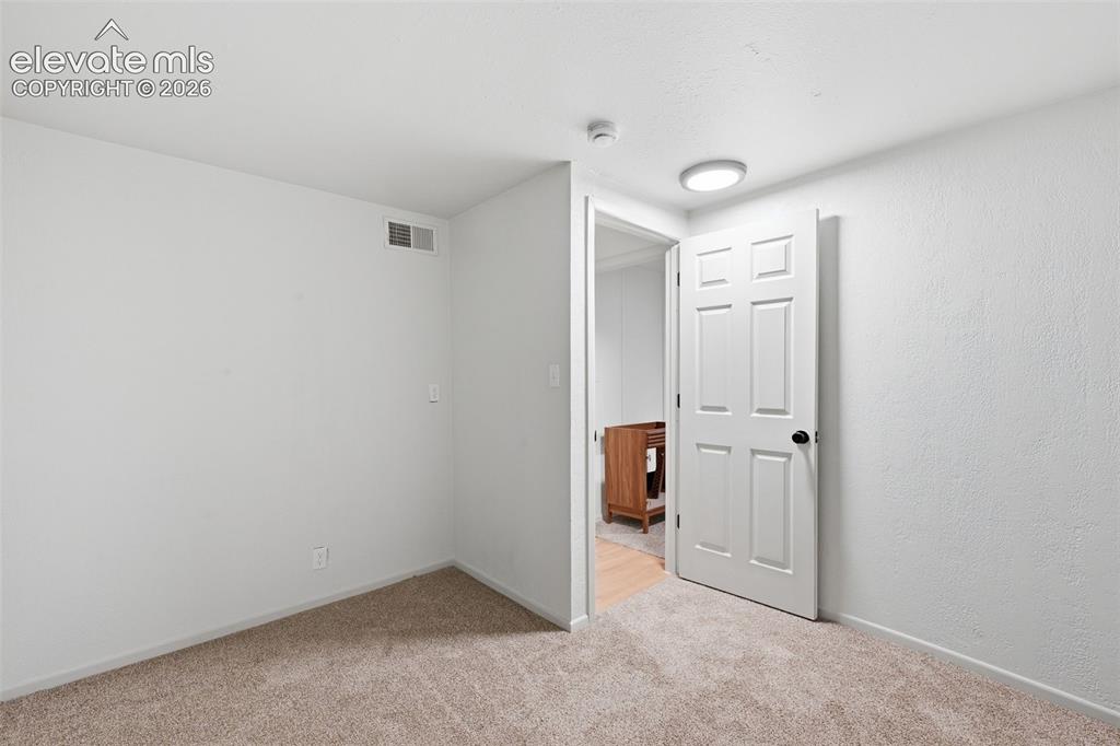 Image 18 of 30: Bedroom