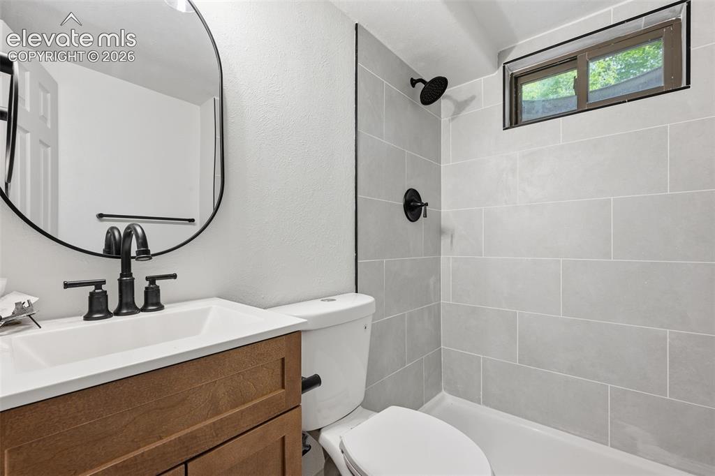 Image 25 of 30: Bathroom