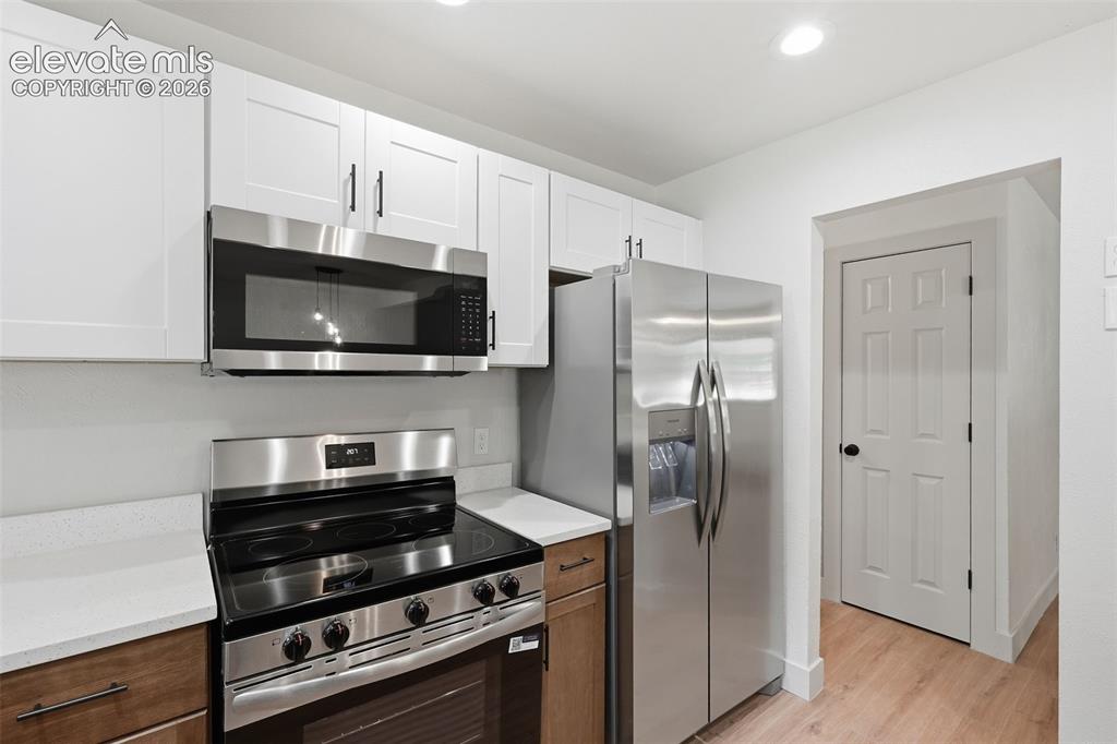 Image 9 of 30: Kitchen
