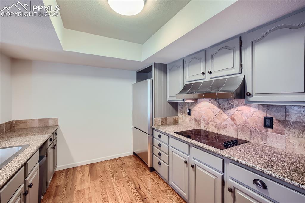 Image 10 of 26: Kitchen