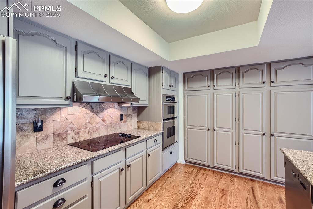 Image 13 of 26: Kitchen